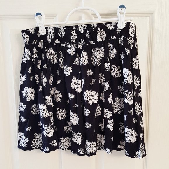FOREVER 21 Girls Skirt Large Floral B/W - Picture 1 of 2